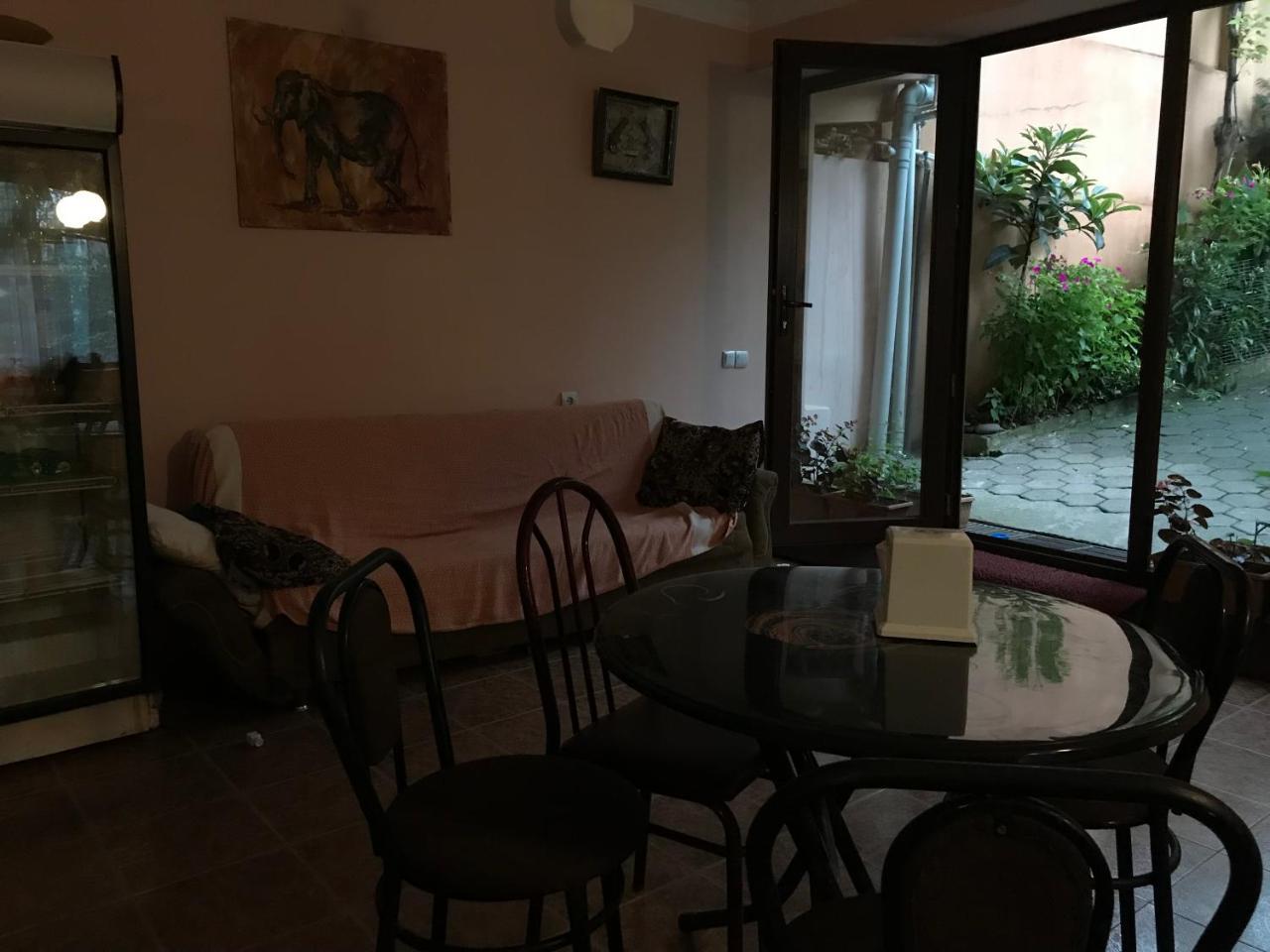 Temo'S Guesthouse Sarpi Buitenkant foto
